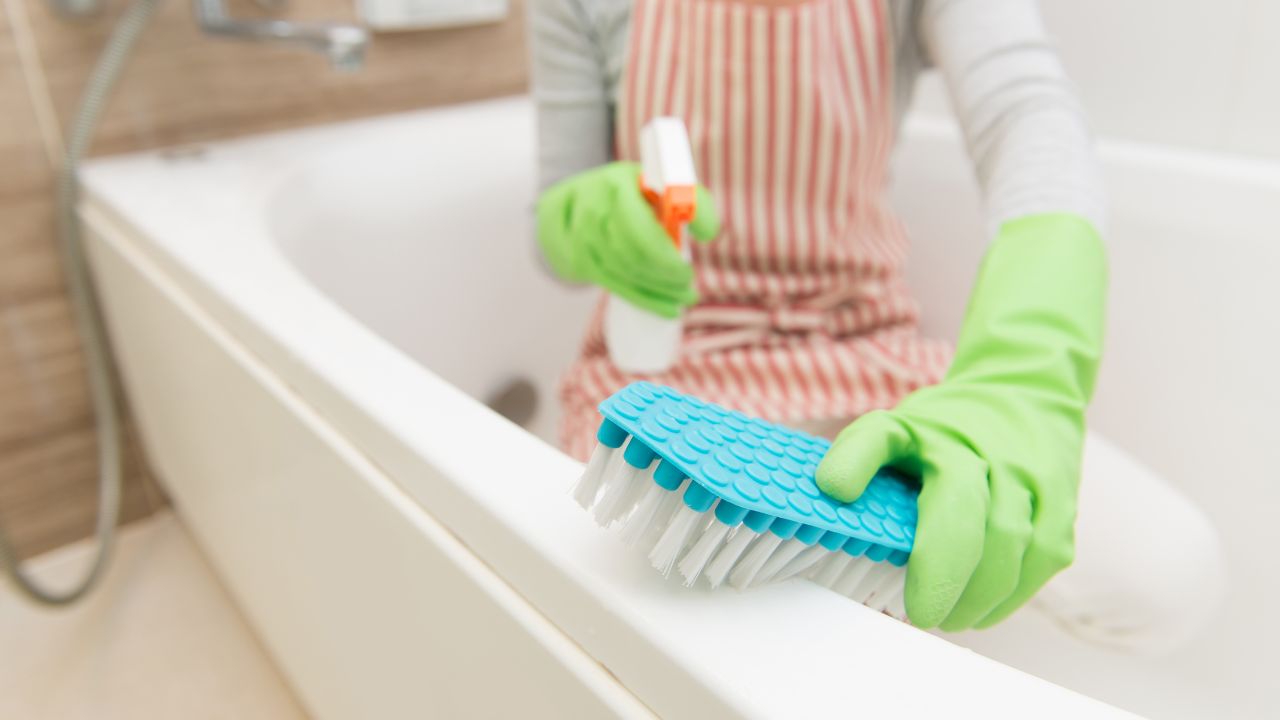 cleaning-bathtub-from-inside