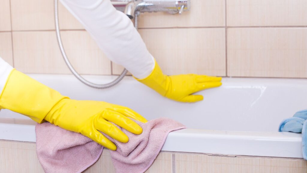 drying bathtub with microfiber cloth