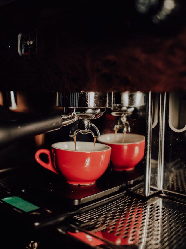 nespresso-machine-with-coffee-cups