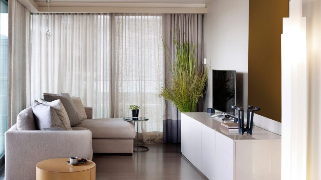 window and blinds living room apartment