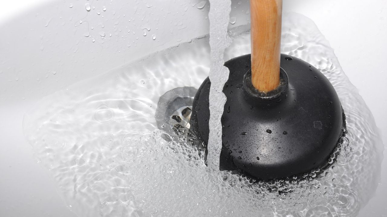 sink-drain-with-water-flowing